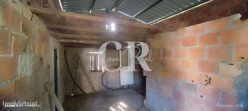 Moradia T3 com vários anexos, terreno e poço-36