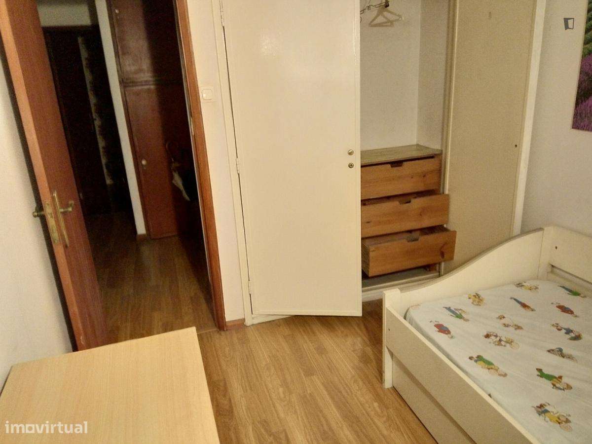Quarto - localizado em Lordelo do Ouro Porto - Grande imagem: 5/10