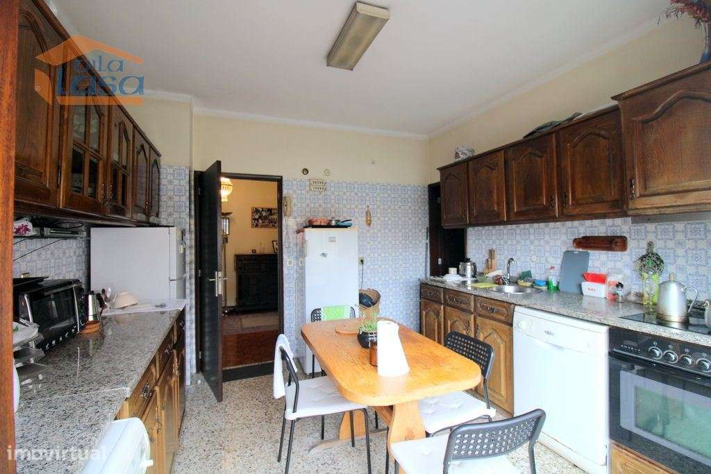 Moradia T4 Carvalhido, 2 garagens e pequeno quintal - Grande imagem: 1/14