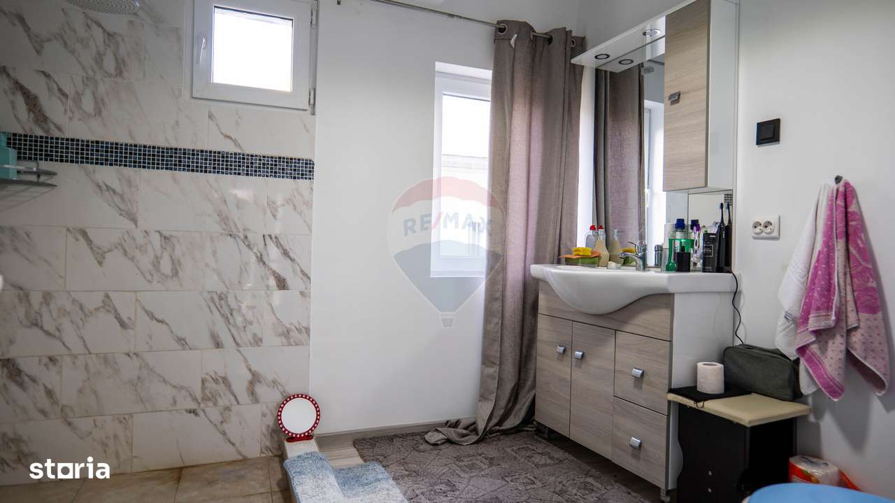 Vanzare vila si spațiu comercial, cu gradina si garaj-zona Corbii Mari - Imagine principală: 4/20