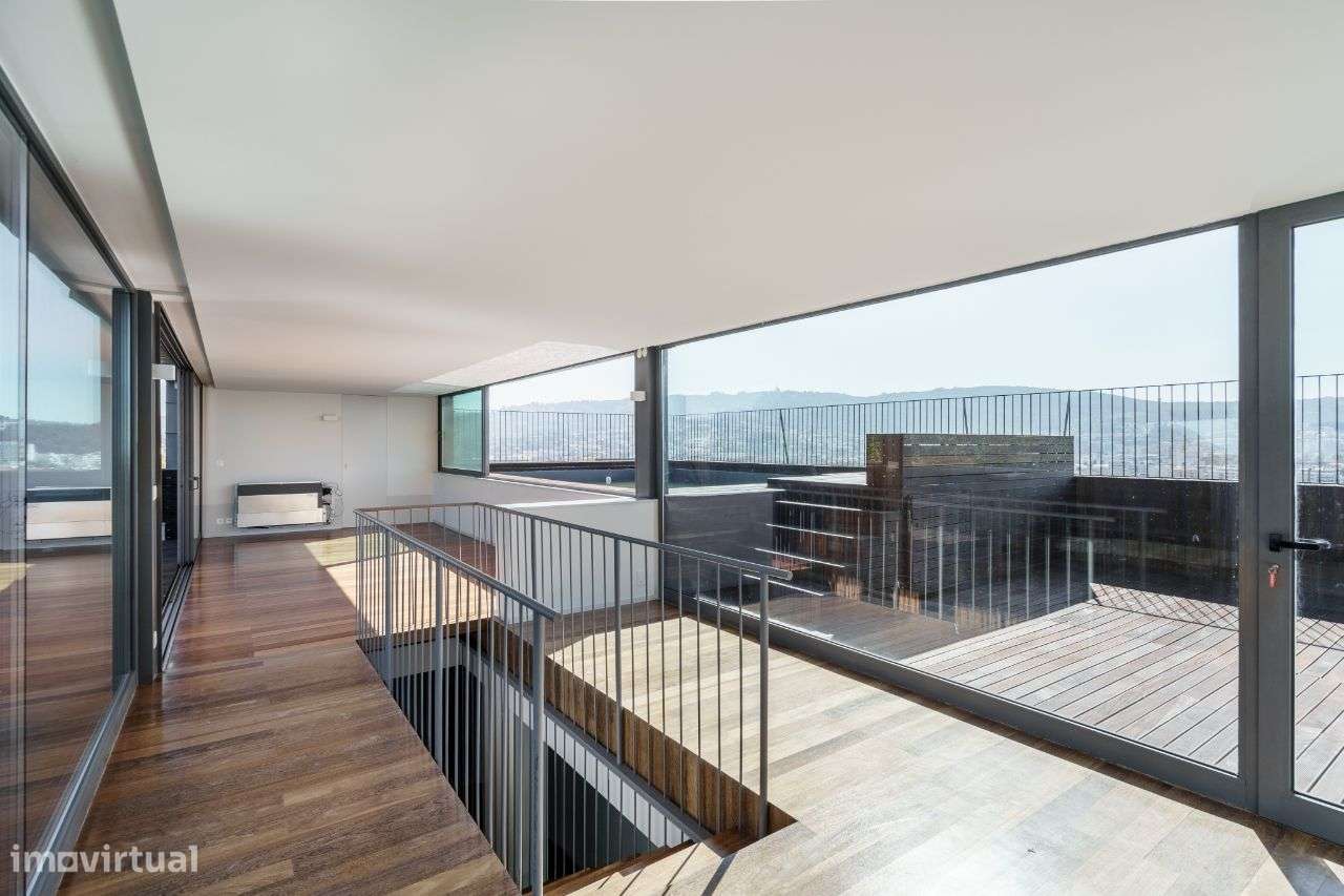 Penthouse Luxuosa com Piscina e Vistas 360º no Coração de Braga-41