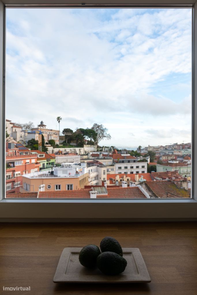 Apartamento T2+1 Renovado com Vista Deslumbrante no Centro de Lisboa