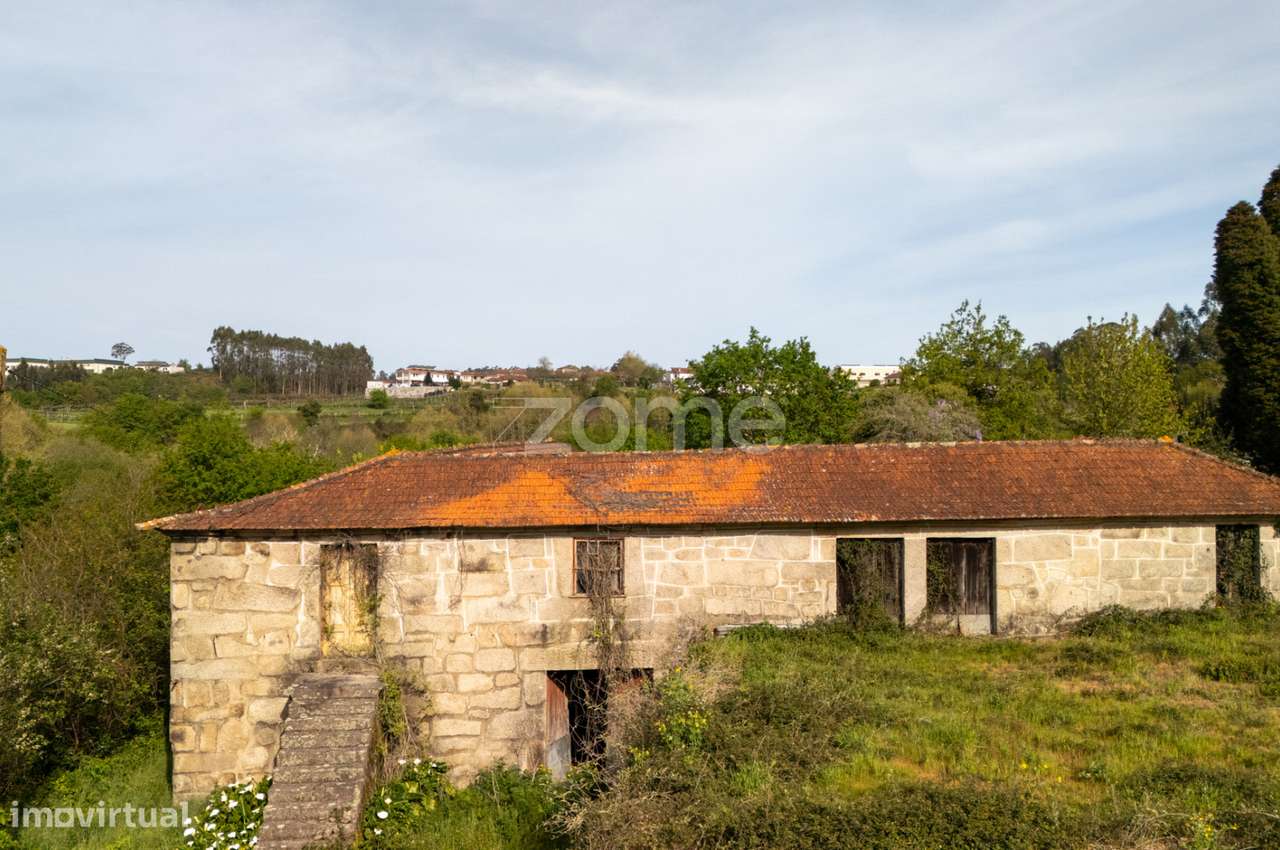 Quinta Com 8 Hectares De Terreno Em Sobrosa Paredes