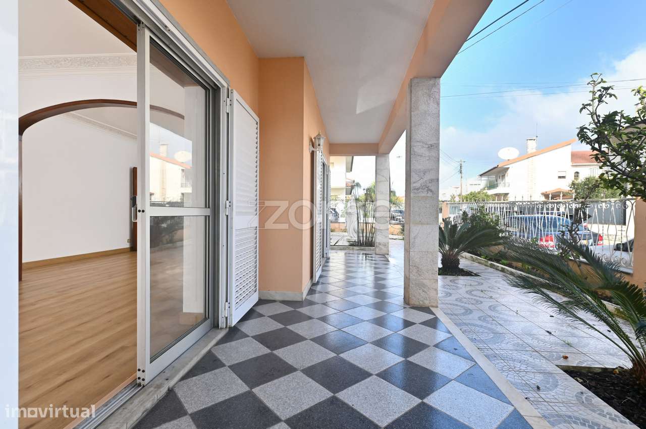 Moradia T5 Com Garagem E Patio Em Cascais