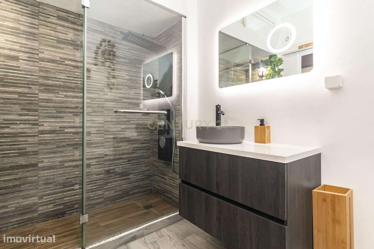 Apartamento T2 totalmente remodelado, localizado no Pinhal Novo,-2