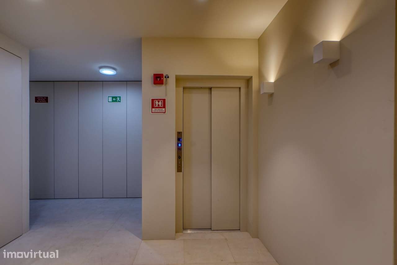 Oportunidade Única em Alfama – T1 Novo com Pátio-11