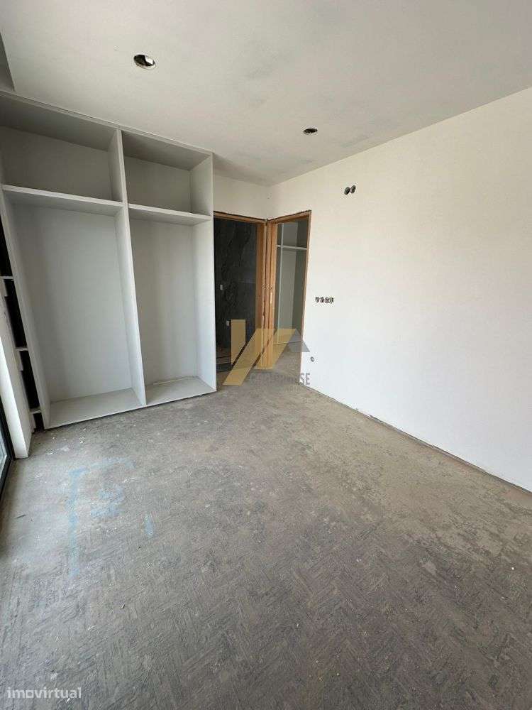 Moradia T3 de 3 frentes com duas suites-8