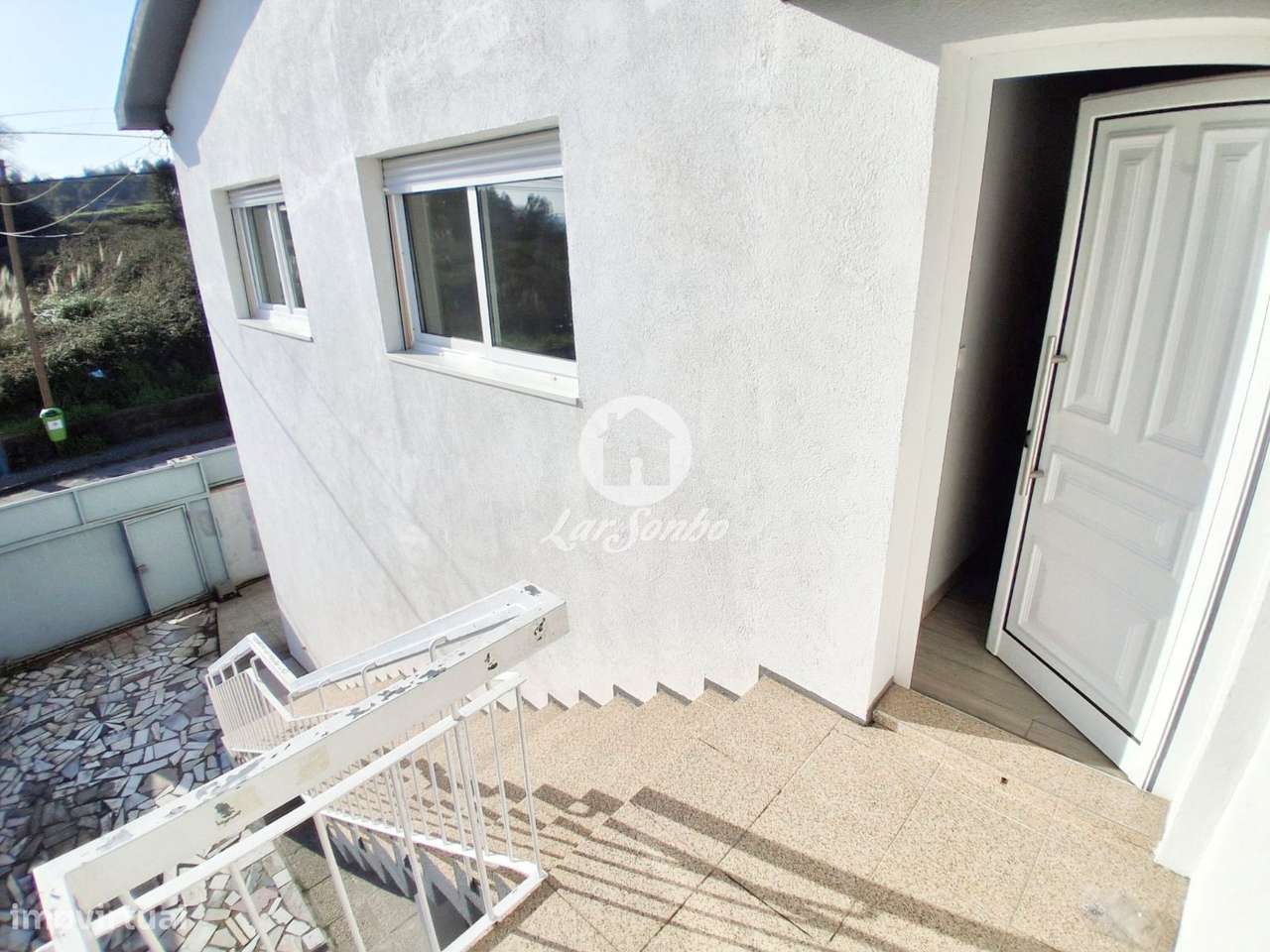 Andar moradia T3 totalmente renovado, com três frentes e excelente ...-27