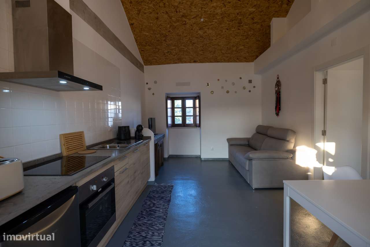 Moradia T-1 com logradouro, piscina, estacionamento.-18