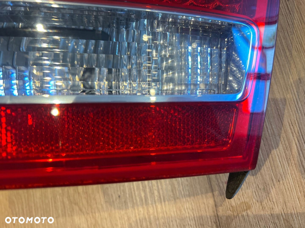 LAMPA PRAWA PRAWY TYŁ TYLNA W KLAPE AUDI A8 D3 - 6