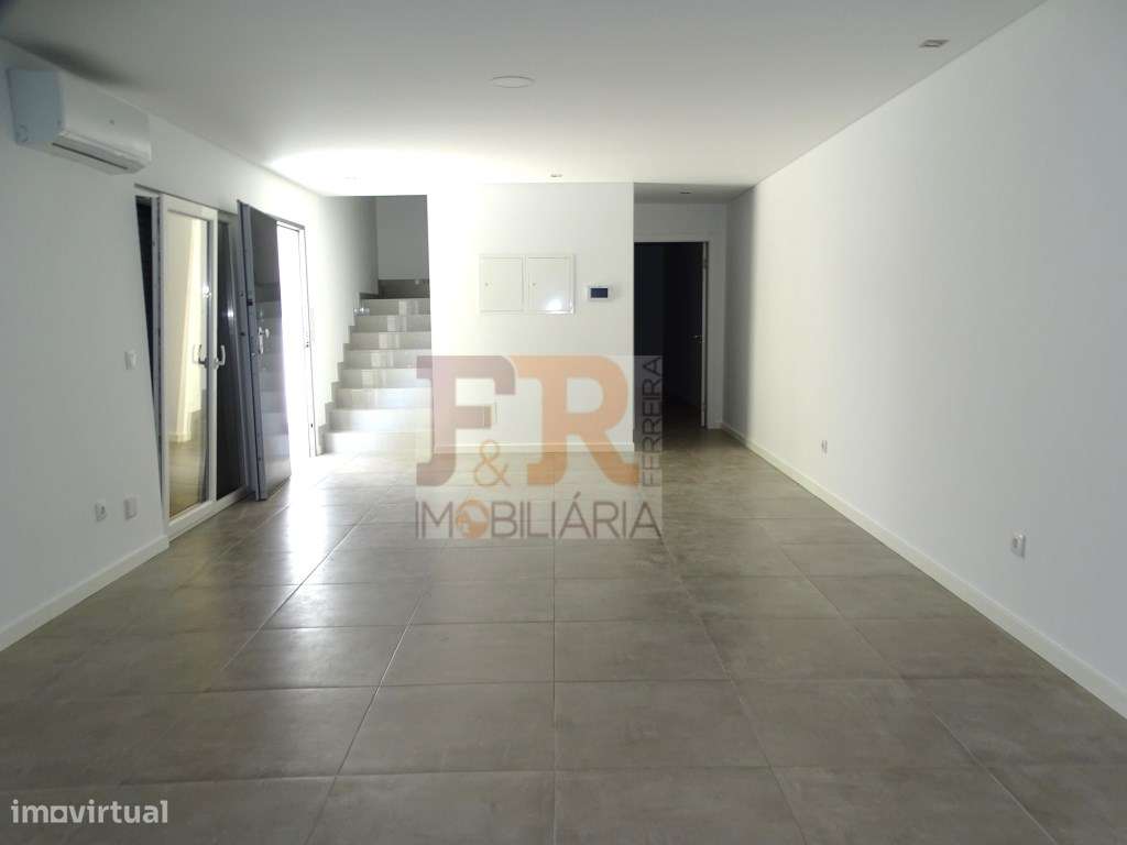 Moradia Geminada Duplex T3 semi-nova com Pérgula , Fernão Ferro
di...-17
