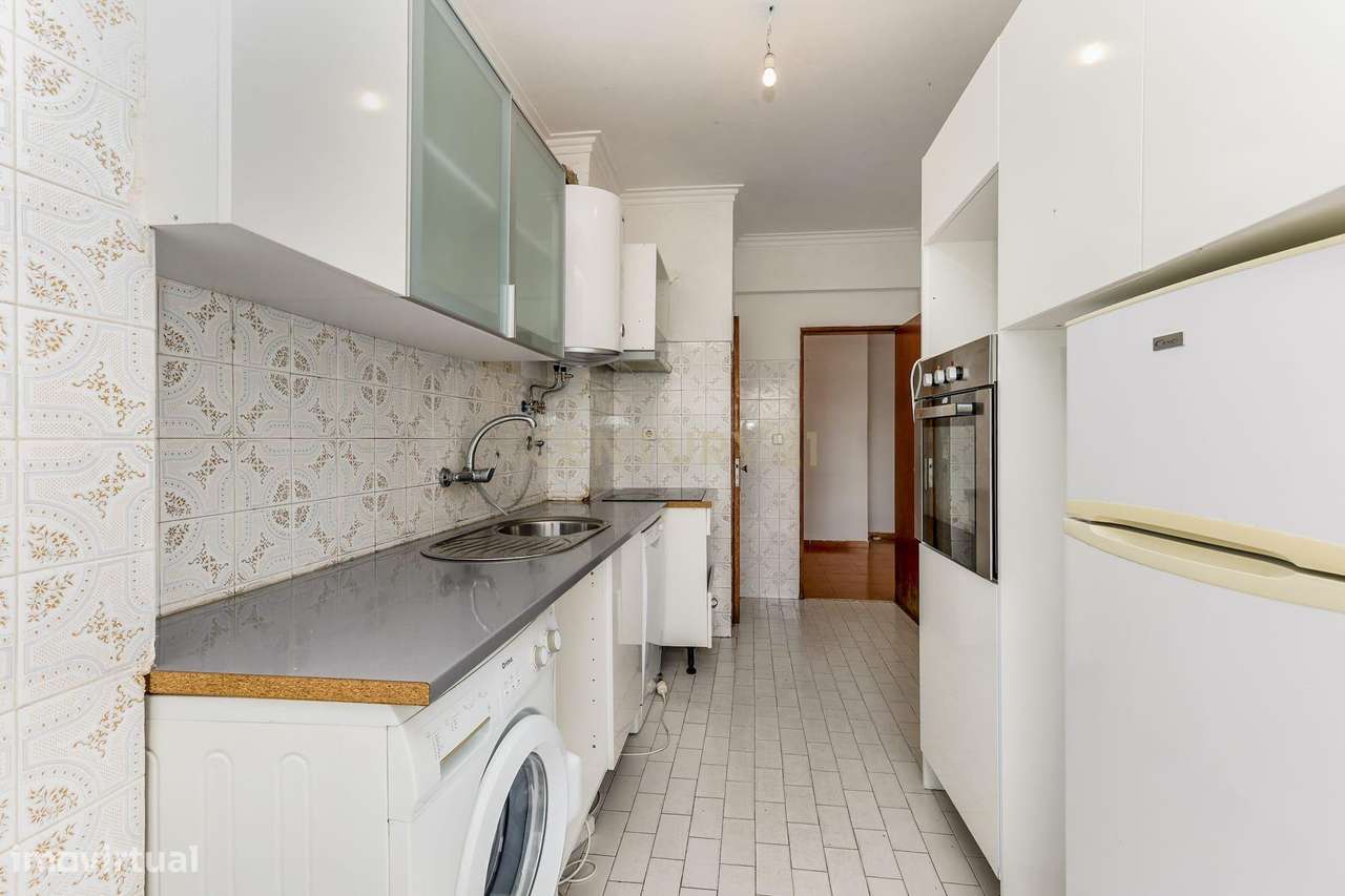 Apartamento T2 com Excelentes áeas | Para Remodelação-4