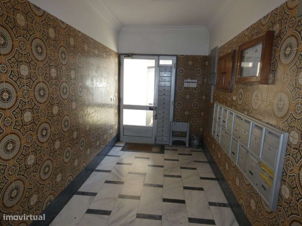 Apartamento T3 com boas áreas na Mina de Agua-Amadora-22