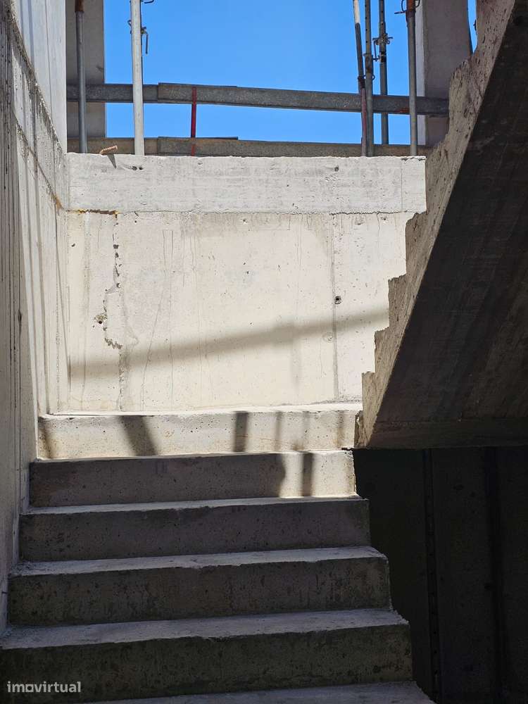 Apartamento T2 novo com piscina e garagem-11