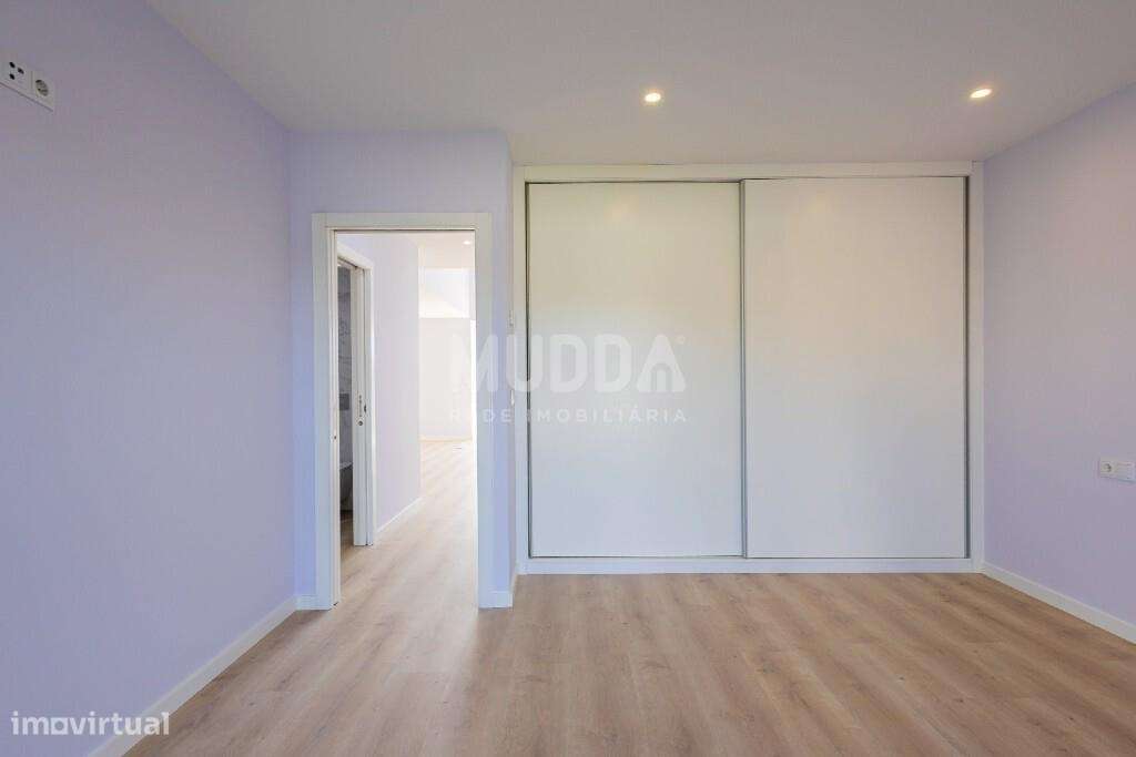 Moradia T4 com Design Contemporâneo e Acabamentos Premium-13
