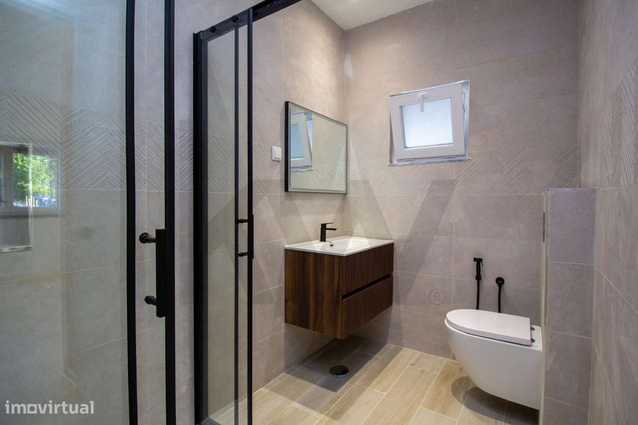 Moradia V3 Remodelada com Suite, Terraço, Churrasqueira e Aproveitamen - Grande imagem: 4/39