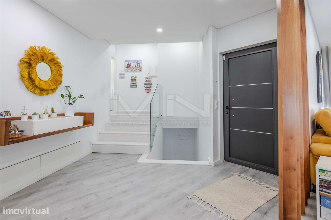 Moradia T4 de 4 Frentes: Elegância e Versatilidade a 2km do Freixo-8