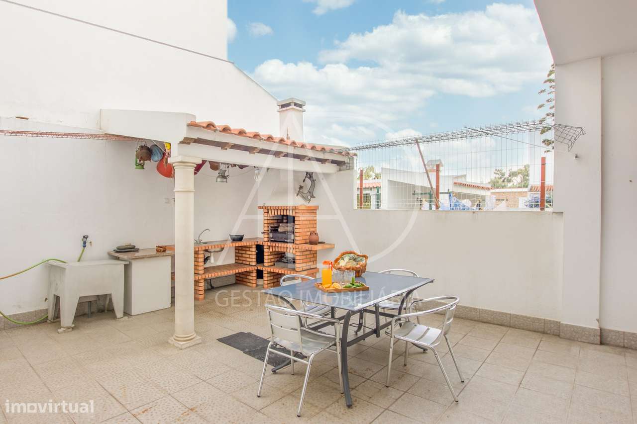 MORADIA T5+1 EM SANTO ANDRÉ, BARREIRO-9