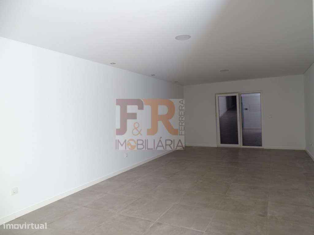 Moradia Geminada Duplex T3 semi-nova com Pérgula , Fernão Ferro
di...-23