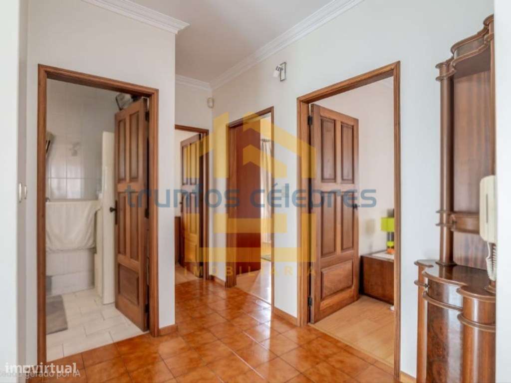 Moradia T4 de 4 Frentes Renovada inserida num lote de 1450m2 | Laún...-17