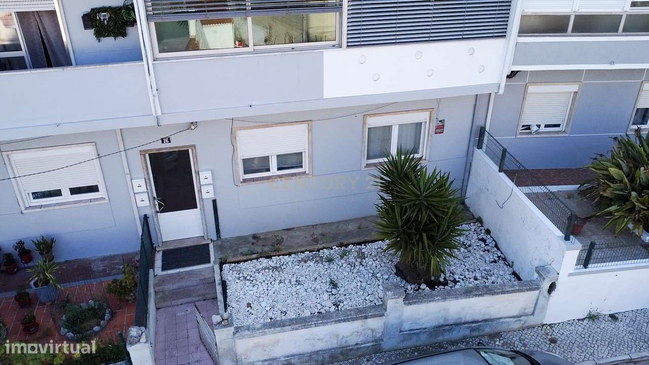 Apartamento T2 Renovado com Logradouro de 80m² no Centro de Almada-28