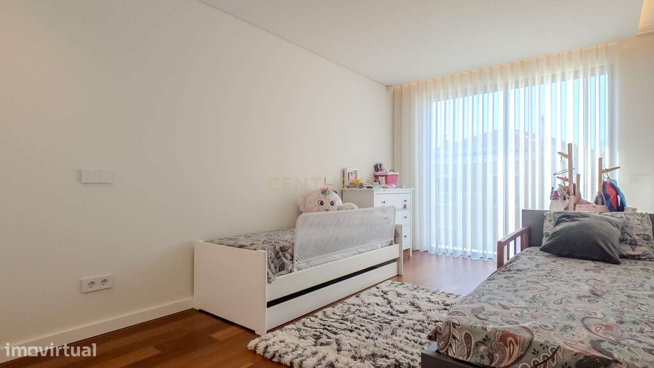 Moradia de Luxo | Construída em 2023 | Design Contemporâneo com Piscin-9