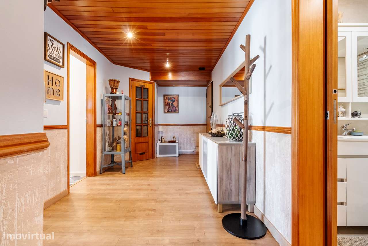 Apartamento T3 convertido em T2 c/ 2 Salas, Semi Remodelado em São Mar-37