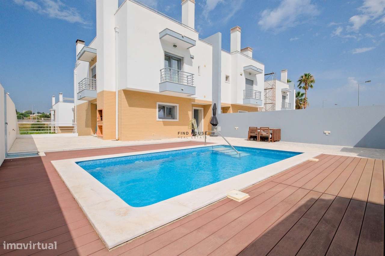Moradia T3 com piscina, jardim e garagem box, na Caparica-7