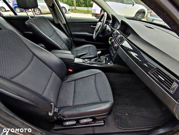 BMW Seria 3 320i Touring Edition Exclusive - 34