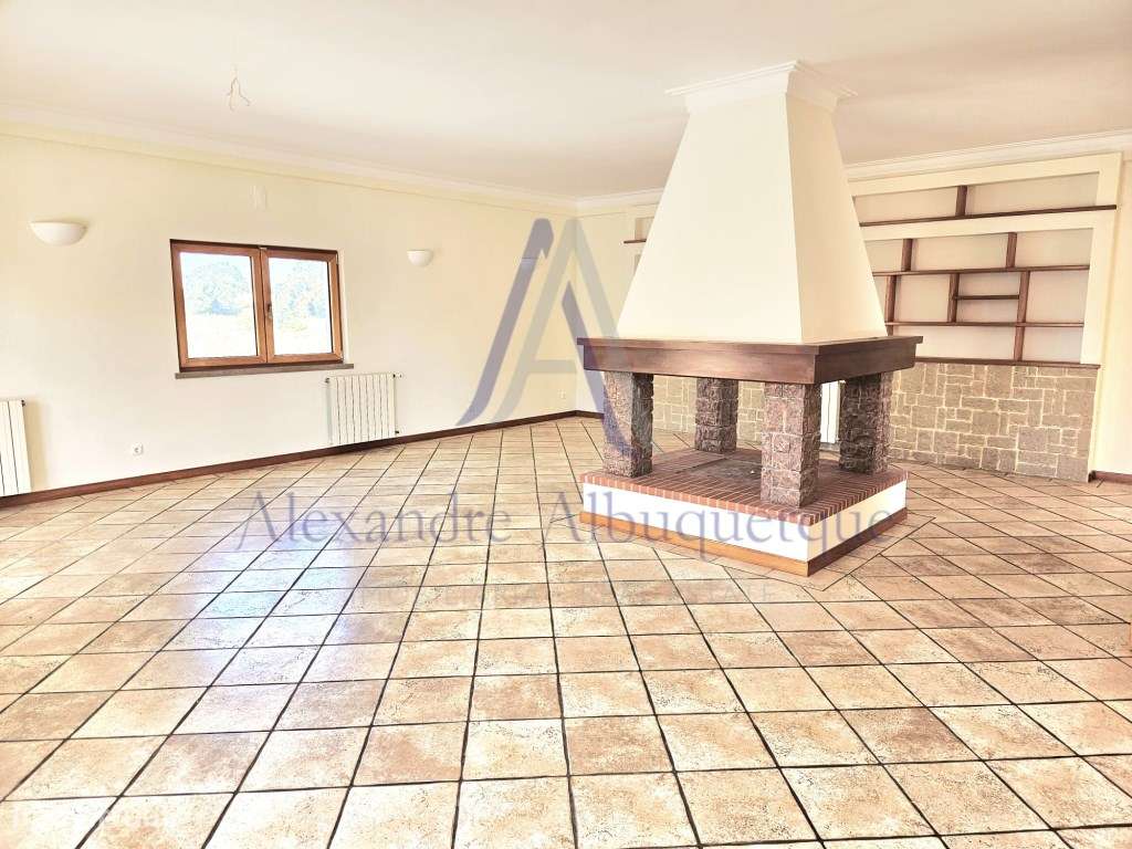 Moradia Isolada com Piscina T3+2-12