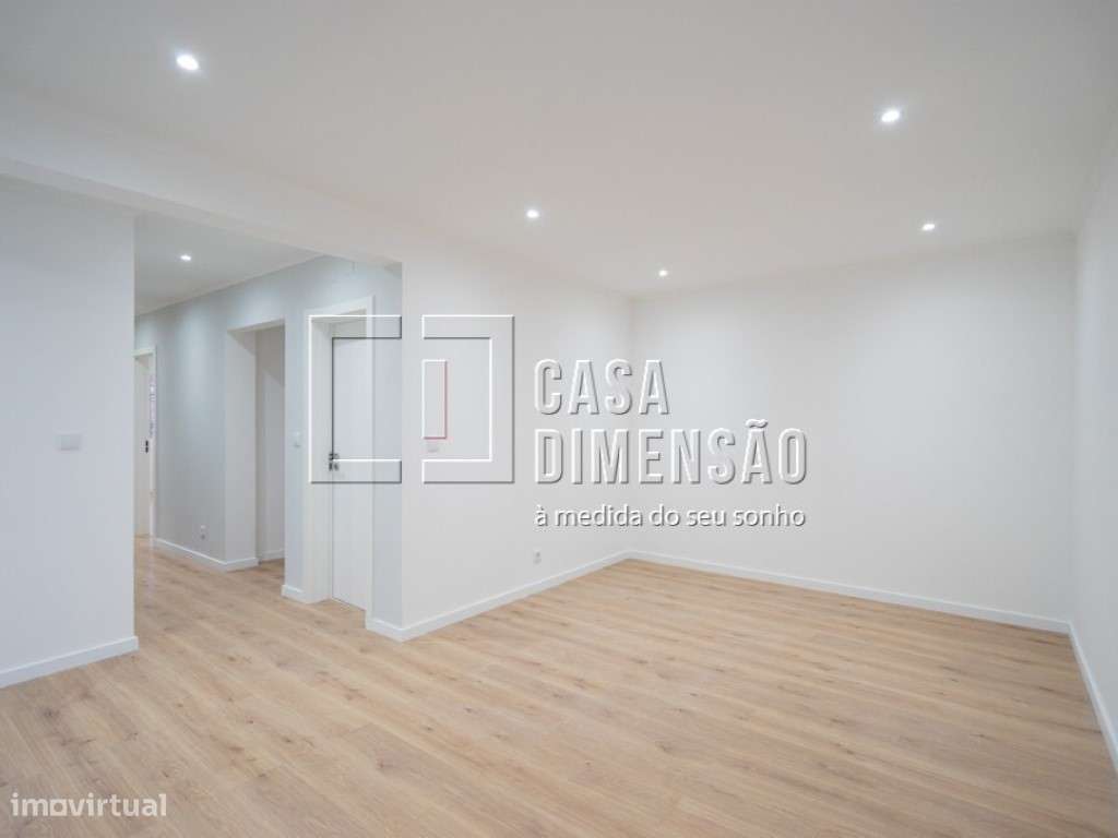 Apartamento de tipologia T2, em fase de Remodelação, no Cacém!!-1