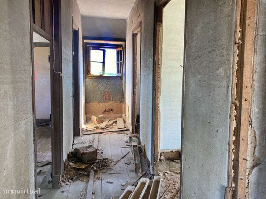 Grande moradia para recuperar, vistas desafogadas, São Gregório-9