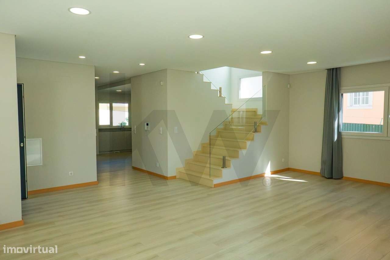 T3 Isolada em Famões: A Estreia Perfeita para a sua Família-11