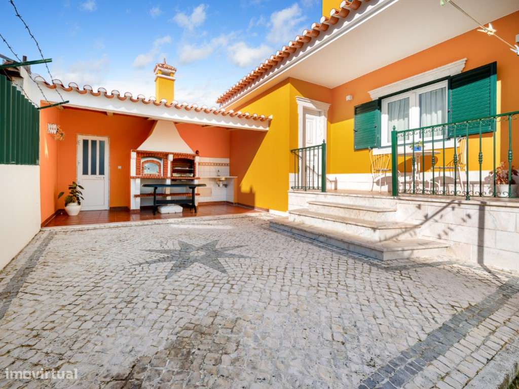 Moradia T4+1 localizada no bairro do 'Casal Novo'.-26