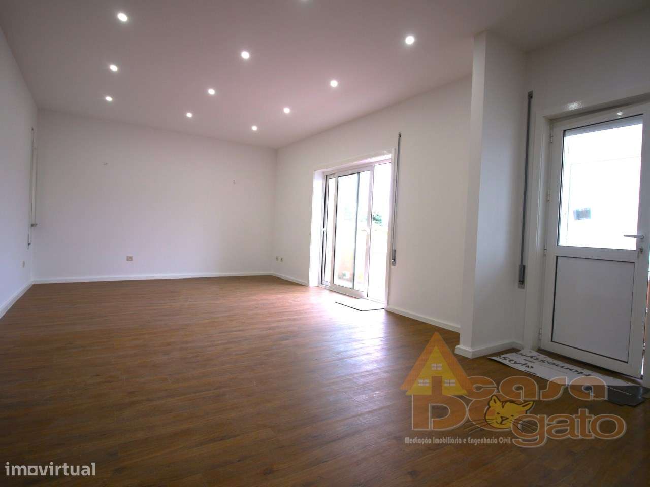 Apartamento Remodelado com boas varandas-18