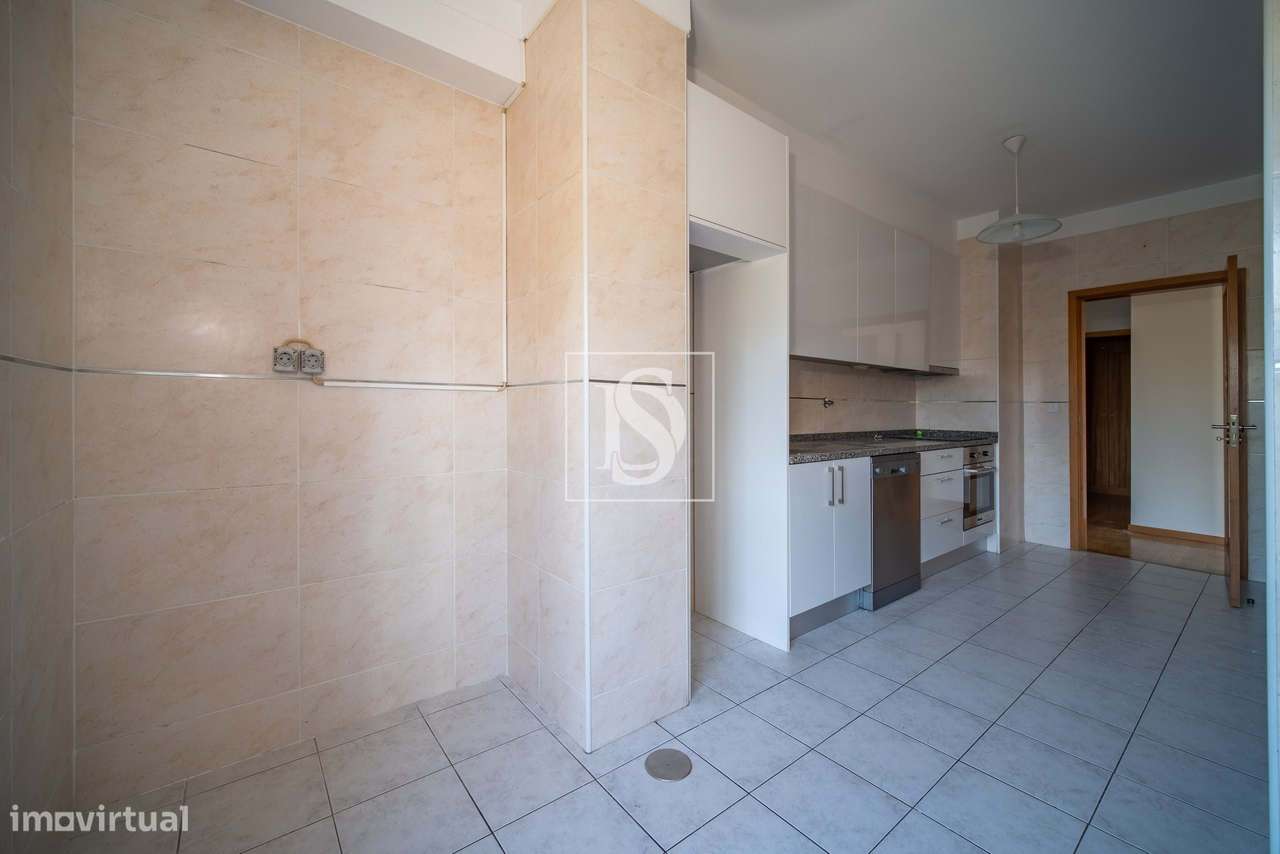 Apartamento T3 c/ garagem, inserido em condomínio c/ piscina - Grande imagem: 5/31