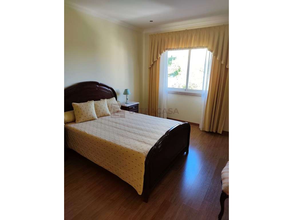 Vende-se Moradia V4 renovada com terraço, churrasqueira e horta a 5...-28