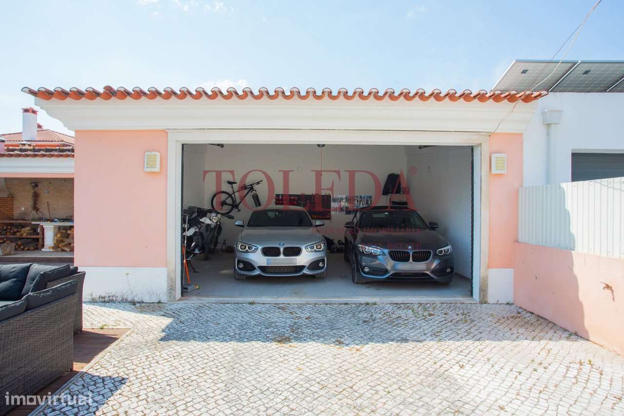 Moradia Isolada T4 em Azeitão com Piscina, Garagem e Churrasqueira-16