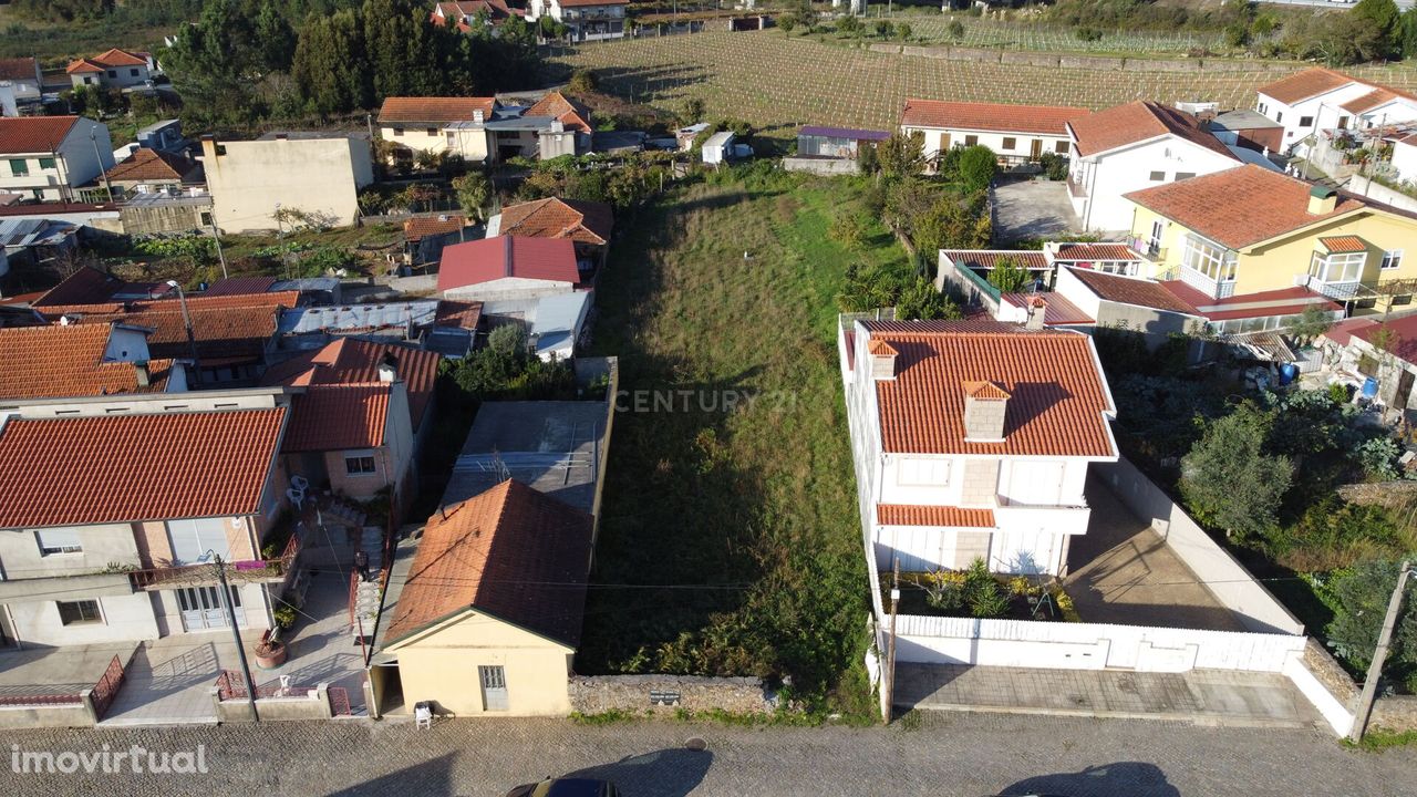 TERRENO COM PROJETO APROVADO EM SOBRADO - VALONGO