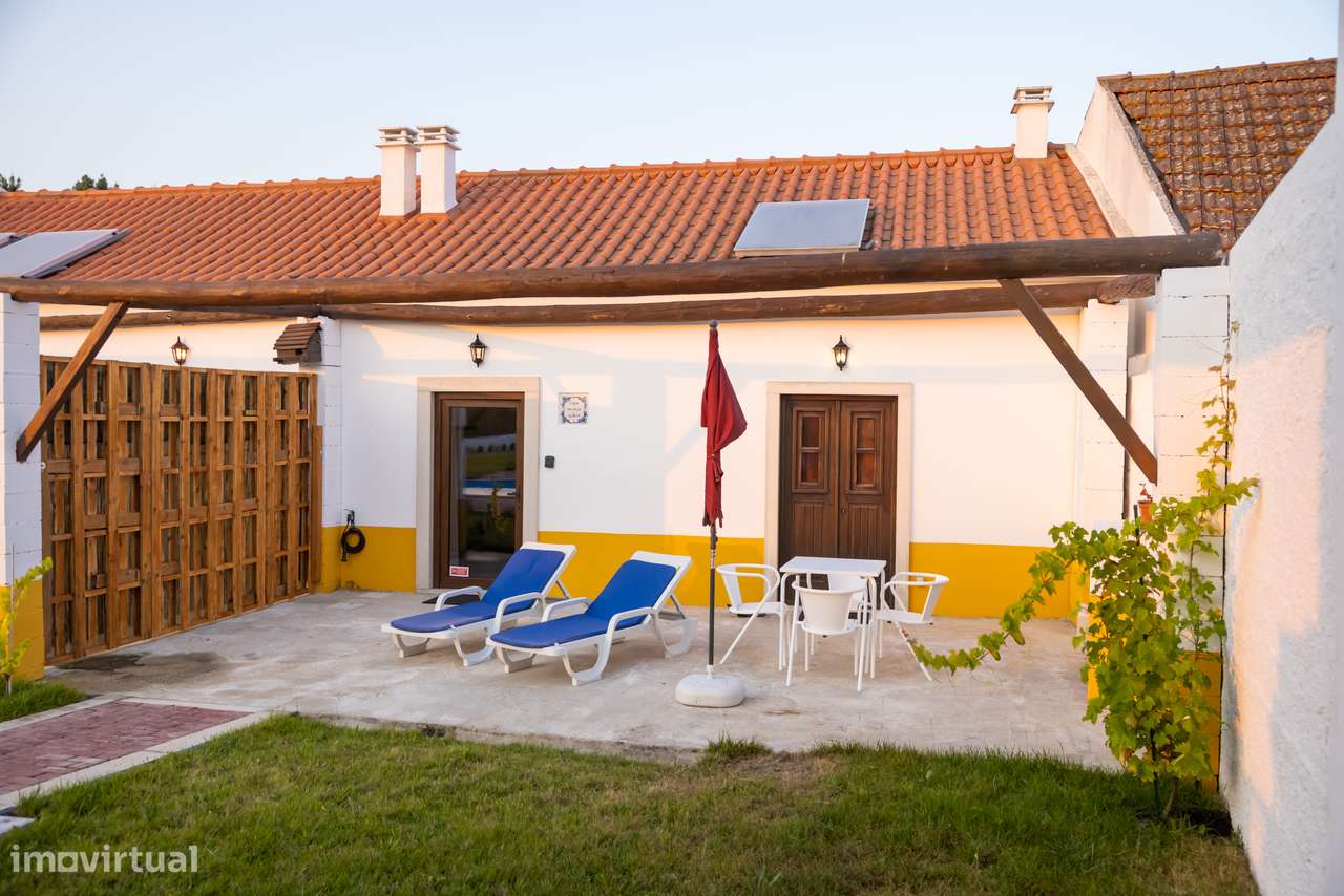 Moradia T-1 com logradouro, piscina, estacionamento.-36