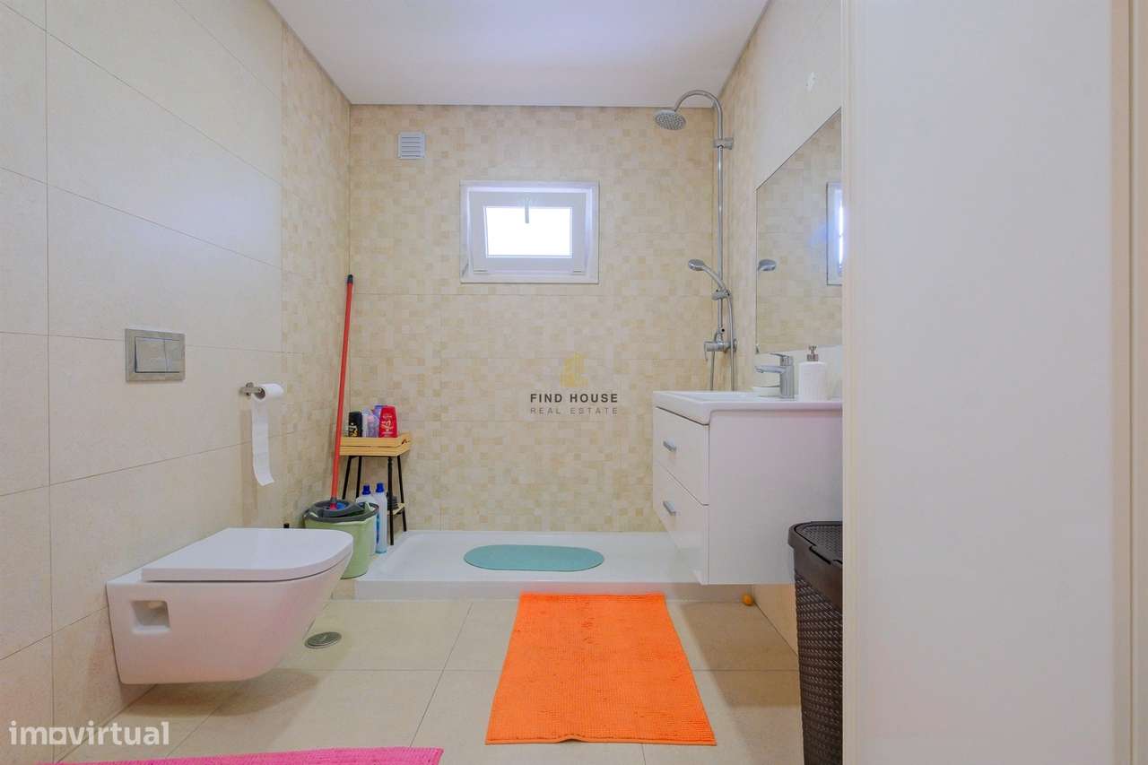 Moradia T3 com piscina, jardim e garagem box, na Caparica-18