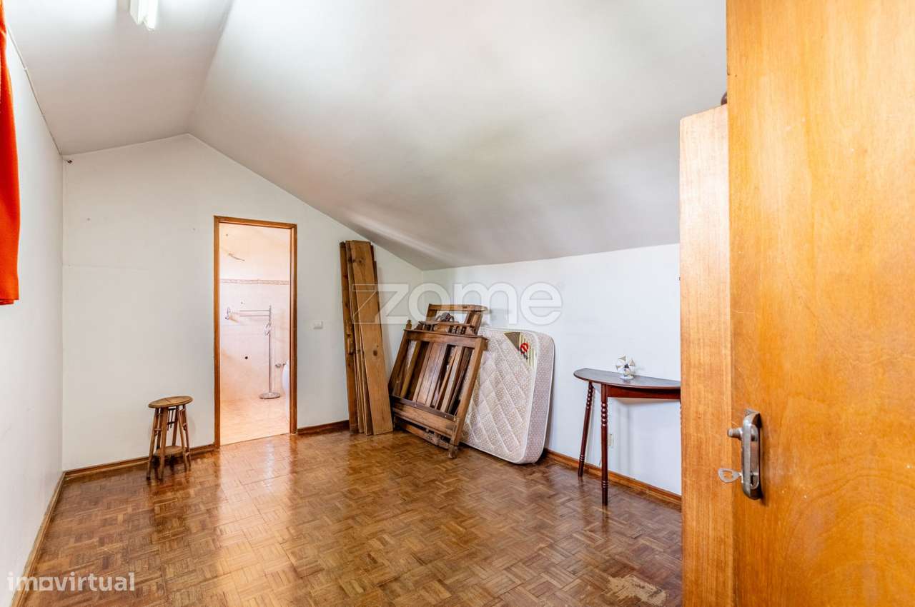 Moradia T4 em verdadeiro oásis urbano-31