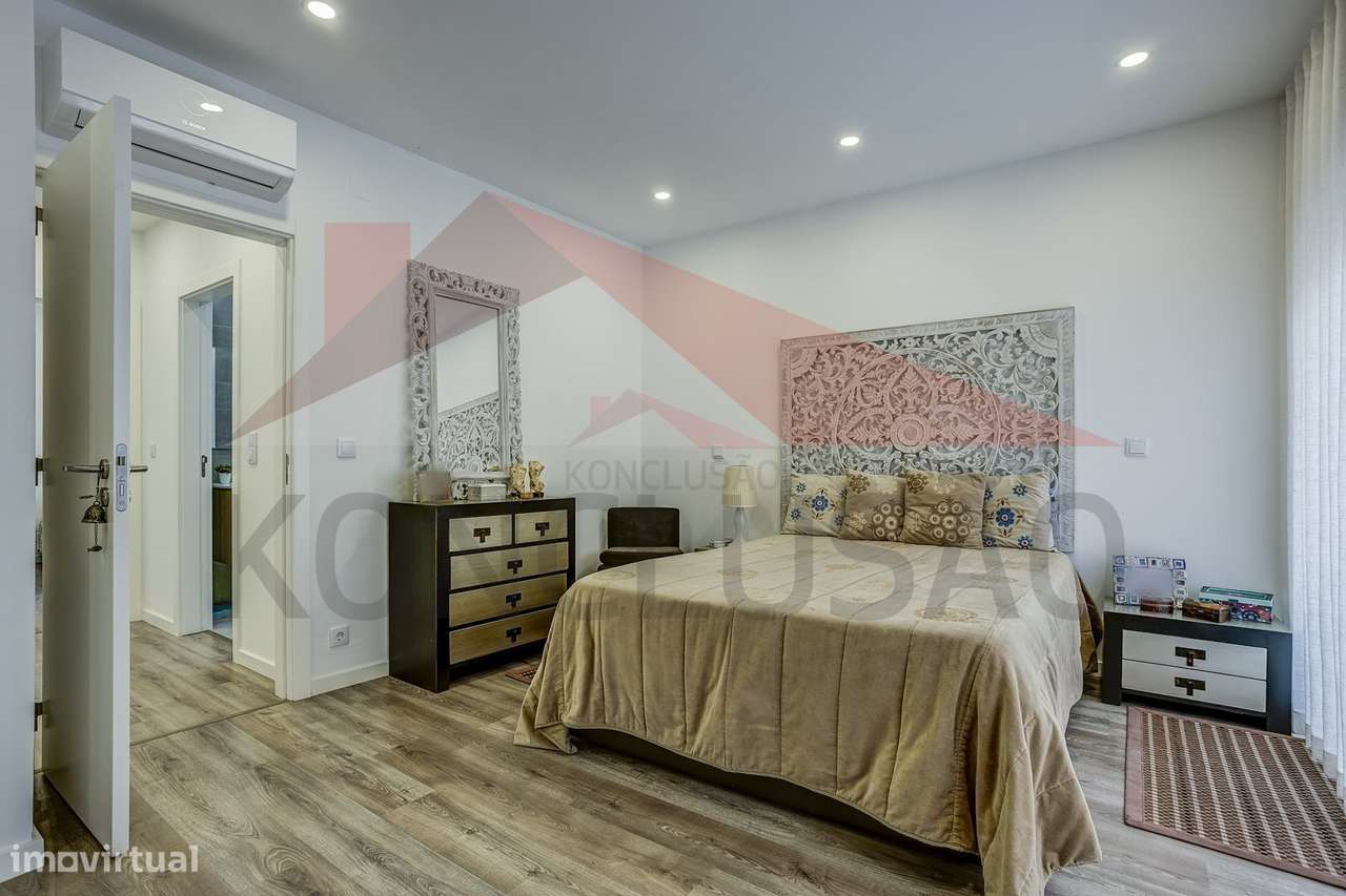 Moradia T4 de arquitetura moderna, estado de nova.-27