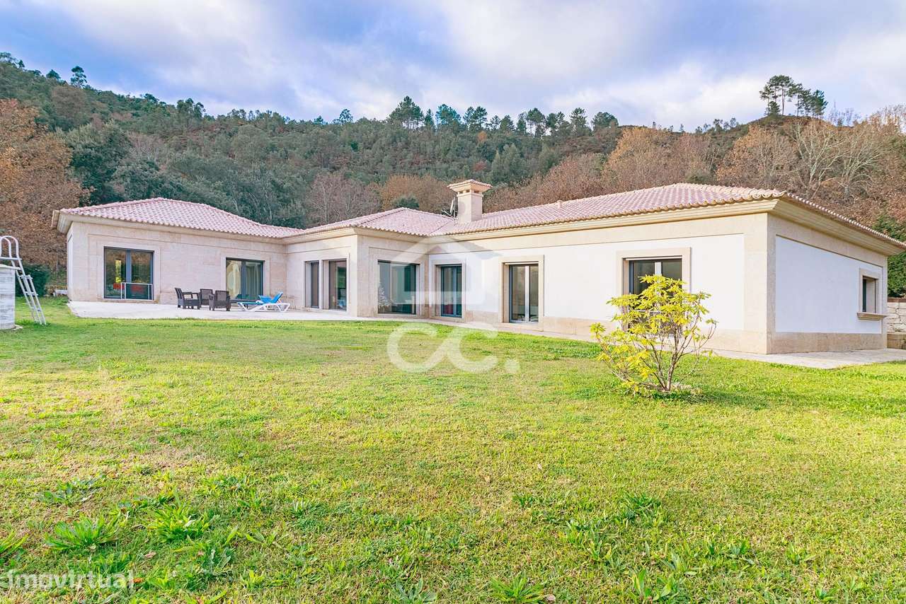Moradia Térrea de Luxo com Cave | Conforto, Eficiência e Espaço Exteri-6