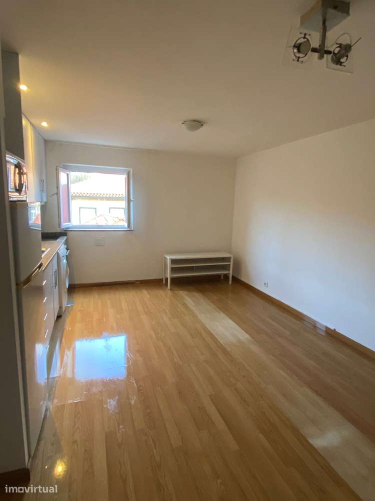 T1 com 45m², cozinha equipada e móveis embutidos - Grande imagem: 2/9