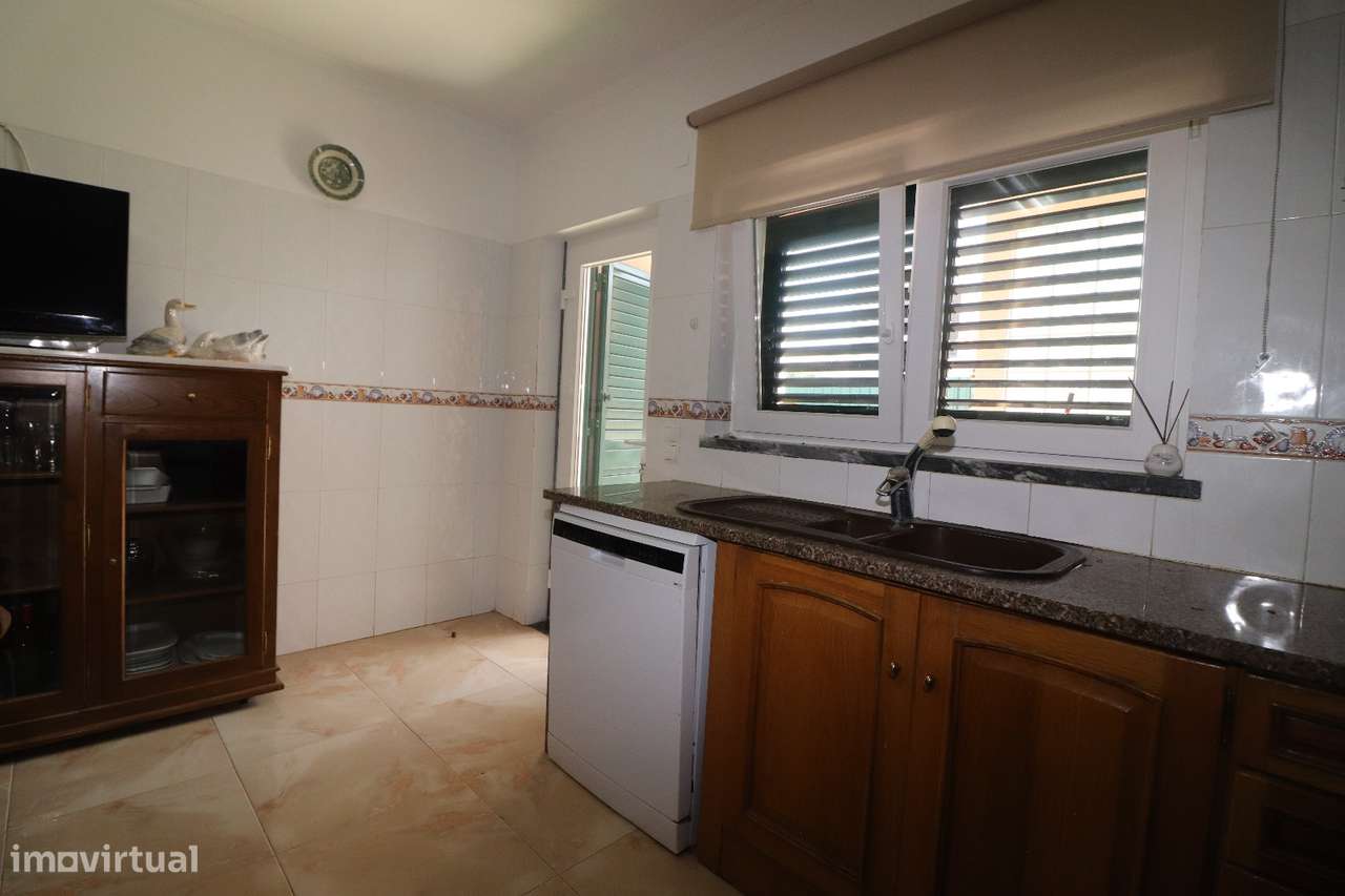 Moradia T4 com Piscina, Cave Ampla-43