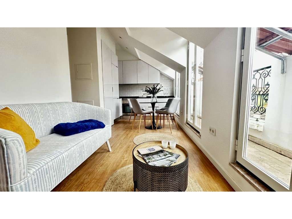 Apartamento T2 Renovado em São Vicente-4