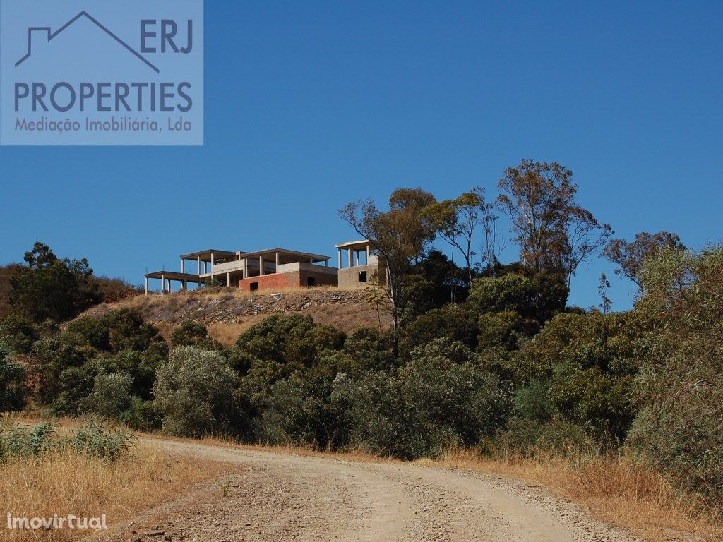 Terreno com construção iniciada em zona rural de Tavira