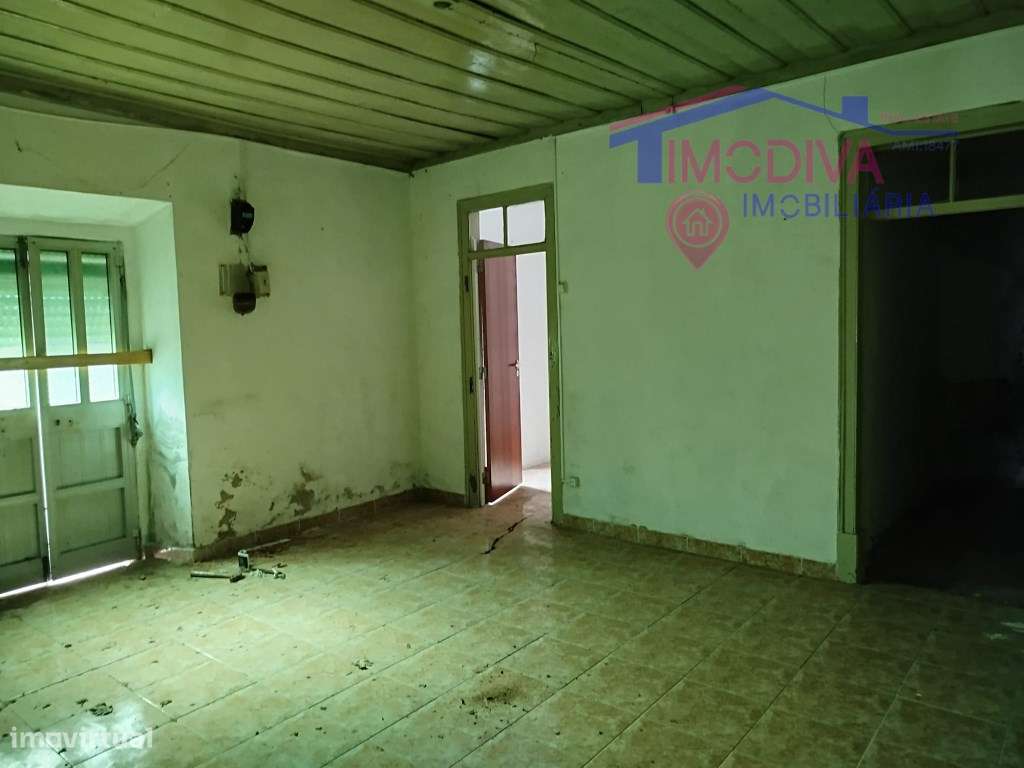 Moradia T2 com arrecadações, garagem e quintal em Constância-8