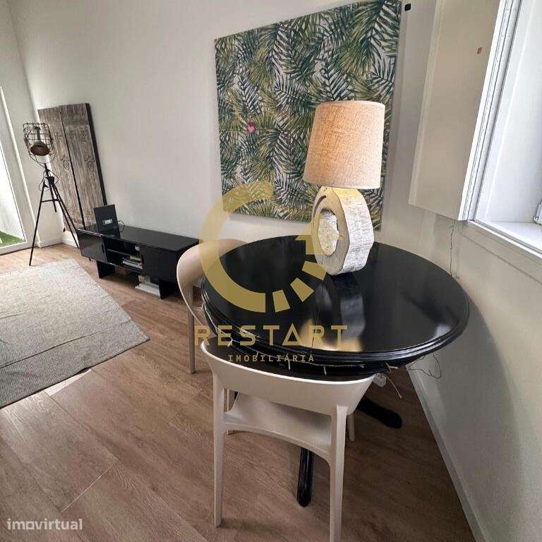 Moradia T0 com mezanino a 300m da estação de metro do Heroismo - Grande imagem: 4/25